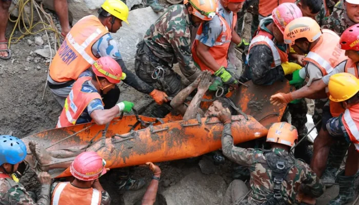 Sobreviventes são resgatados após dez dias presos em túnel no Nepal