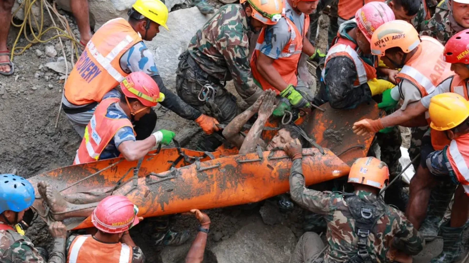Sobreviventes são resgatados após dez dias presos em túnel no Nepal