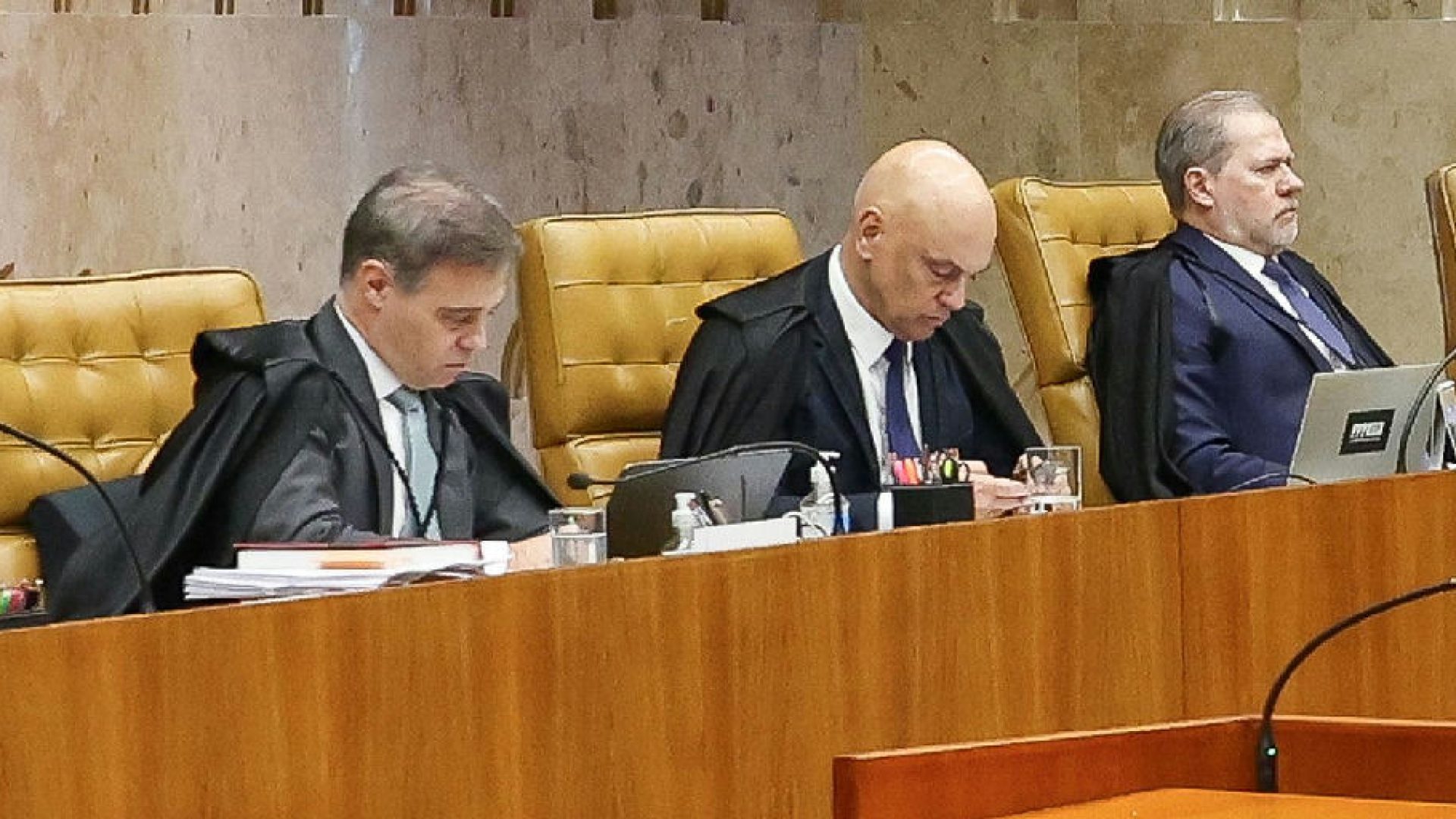 STF suspende sessão após bate-boca entre ministros sobre processos do Banco Master