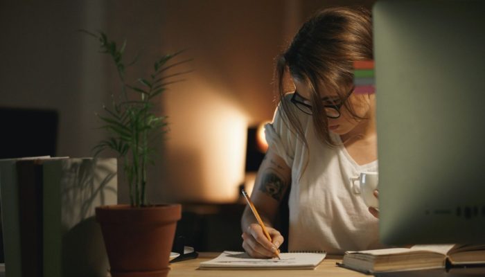 Trabalho e estudo: número de brasileiros com jornada dupla atinge patamar recorde