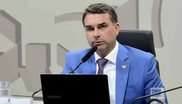 TSE aceita investigação contra Flávio Bolsonaro por suposto abuso de poder econômico
