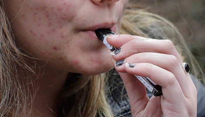 União Europeia reforma tributação de tabaco e nicotina para conter comércio ilegal