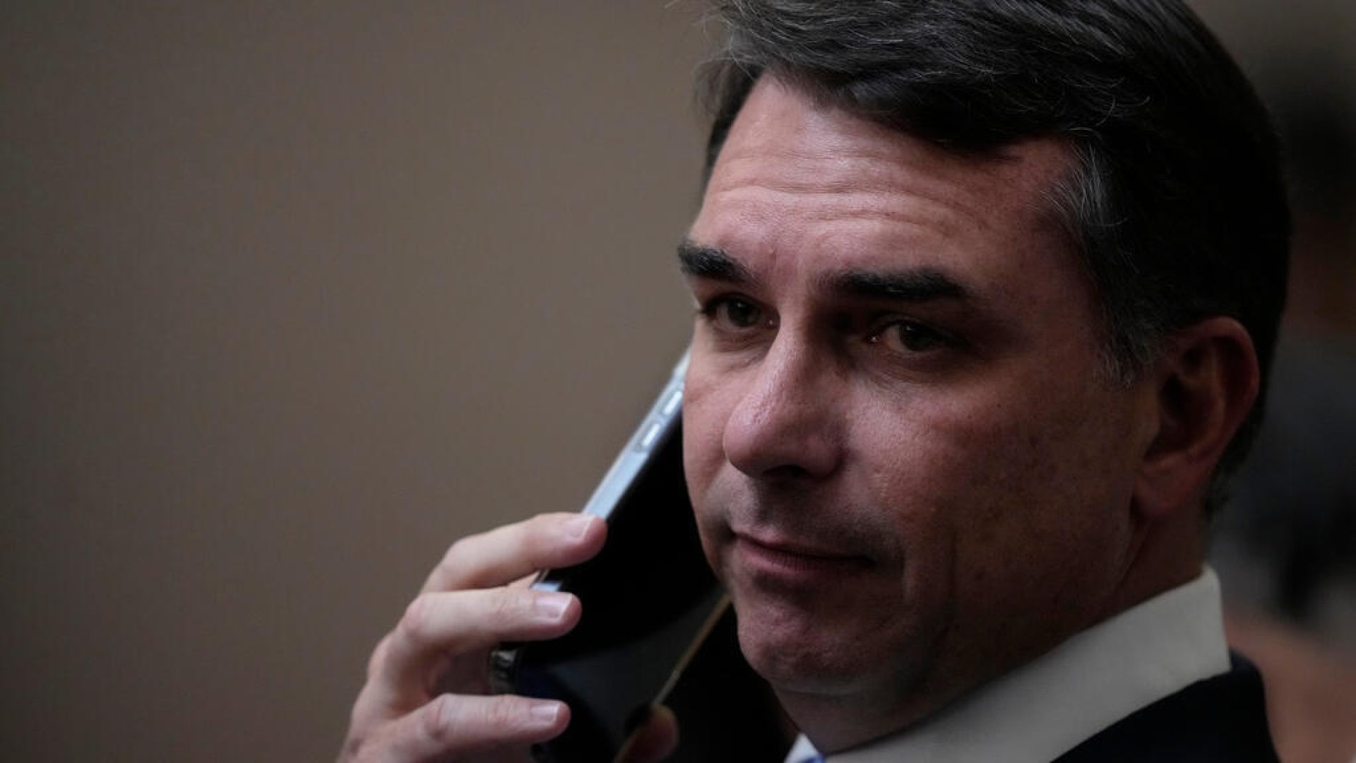Viagem de Flávio Bolsonaro em aeronave de banqueiro e advogado investigado levanta questões
